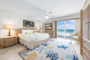 una camera da letto con un letto e vista sull'oceano di Jamaica Royale Beachfront Tower By Beachside Management a Siesta Key Altre 73 foto