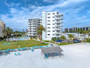 un parco con tavolo da picnic, sedie ed edifici di Jamaica Royale Beachfront Tower By Beachside Management a Siesta Key