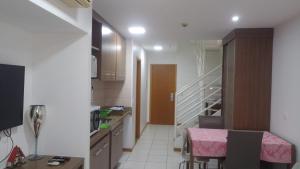 a small kitchen with a table and a staircase at Charmoso Duplex ao Lado da Torre de TV Brasília in Torto