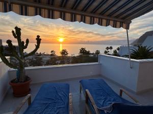 een balkon met uitzicht op de oceaan bij zonsondergang bij An oasis of relaxation. Feel good - enjoy! in Santiago del Teide