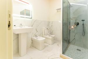 Alko Hotel Shkoder的一间浴室