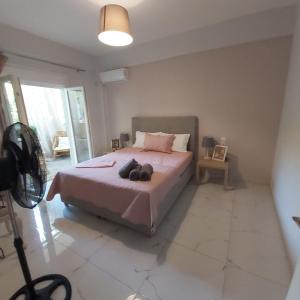 A bed or beds in a room at Eytyhias Yard apartments in Poros