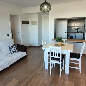 a living room with a white table and a couch at CALA PUNTAL COSTA SUR Vinaròs NG in Vinaròs