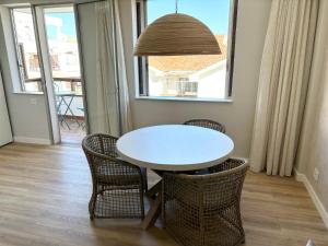 サンタクルス・デ・テネリフェにあるStudio with pool downtown area of Santa Cruzの白いテーブルと椅子のあるダイニングルーム