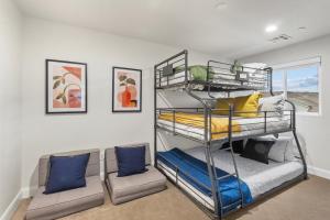 zwei Etagenbetten in einem Zimmer mit Fenster in der Unterkunft Paradise at 3 Pools at Paseos 1373 Resort Private Kiddy Pool, Adult Pool, Hot Tub, & more in Washington + 107 Fotos