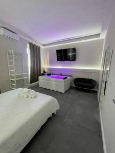 Postel nebo postele na pokoji v ubytování Le Cisterne Guest house Suite&Rooms