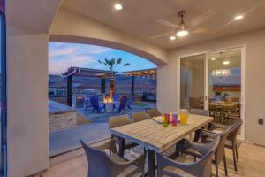 ein Esszimmer mit einem Tisch und Stühlen sowie eine Terrasse in der Unterkunft Paradise at 3 Pools at Paseos 1373 Resort Private Kiddy Pool, Adult Pool, Hot Tub, & more in Washington