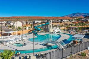 einem großen Pool mit Rutsche in einem Resort in der Unterkunft Paradise at 3 Pools at Paseos 1373 Resort Private Kiddy Pool, Adult Pool, Hot Tub, & more in Washington