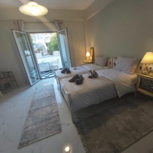 A bed or beds in a room at Eytyhias Yard apartments in Poros