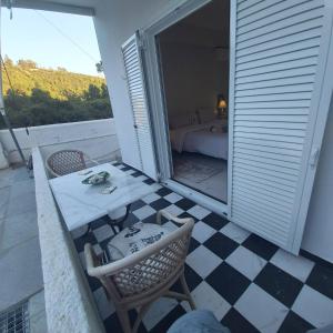 A balcony or terrace at Eytyhias Yard apartments in Poros