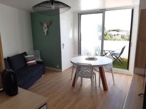 Posezení v ubytování Appt 3 pièces climatisé avec terrasse - draps et serviettes non fournis