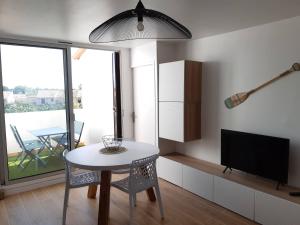 TV a/nebo společenská místnost v ubytování Appt 3 pièces climatisé avec terrasse - draps et serviettes non fournis