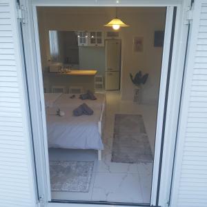 A bed or beds in a room at Eytyhias Yard apartments in Poros