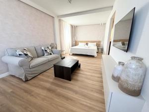 サンタクルス・デ・テネリフェにあるStudio with pool downtown area of Santa Cruzのソファとテーブルのあるリビングルーム