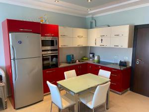 Nhà bếp/bếp nhỏ tại Azure View Saranda +6 ảnh