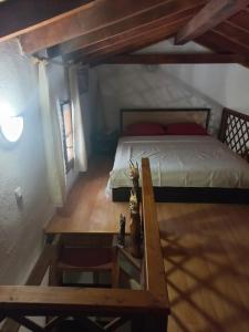 Un dormitorio con una cama y una mesa de madera. en seaView, en Agia Paraskevi