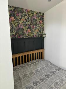 Uma cama ou camas num quarto em Private apartment with en-suite