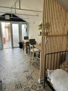 um quarto com uma cama, uma mesa e cadeiras em Private apartment with en-suite em Bournemouth
