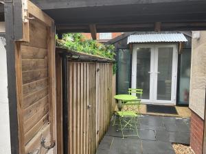 Um jardim no exterior de Private apartment with en-suite