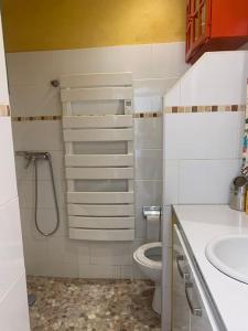 Ванная комната в Sharehouse world-Hostel-la girelle- Backpackers la girelle