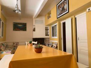 Телевизор и/или развлекательный центр в Sharehouse world-Hostel-la girelle- Backpackers la girelle