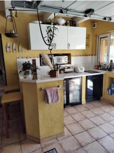 Кухня или мини-кухня в Sharehouse world-Hostel-la girelle- Backpackers la girelle
 +8 фотографий