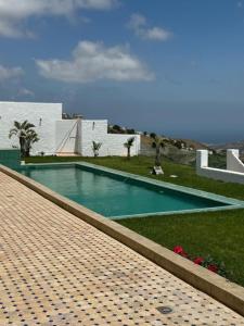 Piscina en o cerca de Villa Beni Mejmel avec vue exceptionnelle