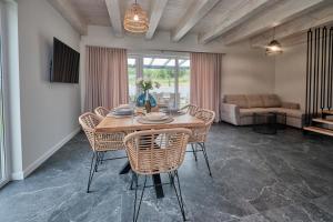 een eetkamer met een tafel, stoelen en een bank bij Morska Dolina in Władysławowo