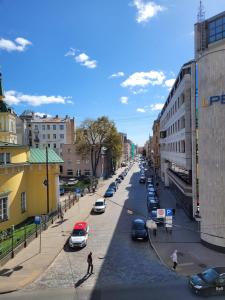 een straat met auto's op de weg bij LAIMA RENDEZVOUS APARTMENTS in Rīga