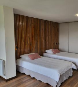 Ένα ή περισσότερα κρεβάτια σε δωμάτιο στο Chambre d'hôtes CHEZ BEA - CH FAMILIALE