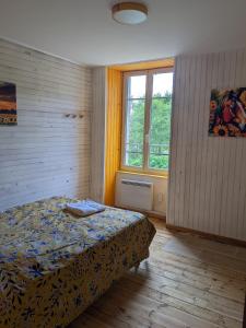 Postel nebo postele na pokoji v ubytování Ferme Équestre Equi'Cantal