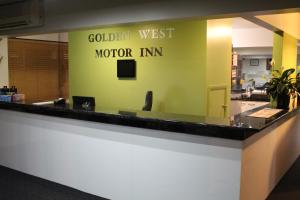 um balcão de restaurante com uma placa que diz Golden West Motor Inn em Golden West Motor Inn em Dubbo