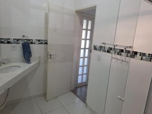 Baðherbergi á Chácara no Condomínio Village Castelo - Próximo ao Maeda e a 50 minutos de São Paulo
