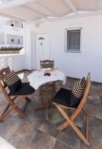 Posezení v ubytování Kanelis Studios & Suites