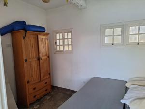 Rúm í herbergi á Chácara no Condomínio Village Castelo - Próximo ao Maeda e a 50 minutos de São Paulo