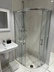 a bathroom with a shower and a sink at Church Court 2 Bed 55 Inch SKY TV Northampton Parking Contractor Accommodation in Earls Barton