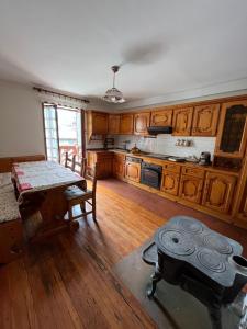 Η κουζίνα ή μικρή κουζίνα στο Stone House Viù - Location Blue