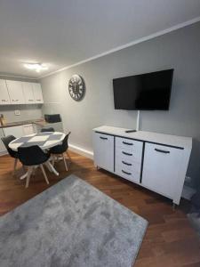 TV a/nebo společenská místnost v ubytování Moderne Wohnung in St Englmar + 9 fotografií