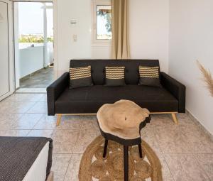Posezení v ubytování Kanelis Studios & Suites