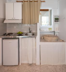 Kuchyň nebo kuchyňský kout v ubytování Kanelis Studios & Suites