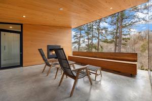 a room with a bench and a table and chairs at Tanglewood Cabin-Lake Access-Private-Modern in Rambo Riviera