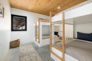 a bedroom with bunk beds in a house at Tanglewood Cabin-Lake Access-Private-Modern in Rambo Riviera
