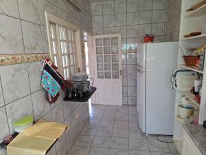 Eldhús eða eldhúskrókur á Chácara no Condomínio Village Castelo - Próximo ao Maeda e a 50 minutos de São Paulo
