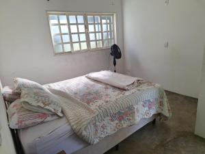 Rúm í herbergi á Chácara no Condomínio Village Castelo - Próximo ao Maeda e a 50 minutos de São Paulo