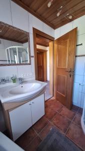 Ένα μπάνιο στο Apartment Unterhollenau