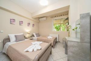 Un dormitorio con dos camas con toallas encima. en Eden, en Sami 50 fotos más