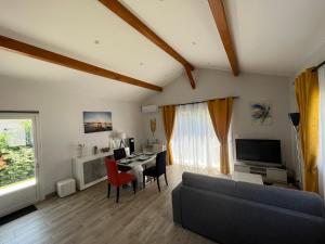 a living room with a couch and a table at Détente et évasion entre Hossegor et Biarritz in Tarnos