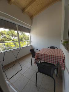una stanza con un tavolo, delle sedie e una finestra di Mile Starigrad - Book your next cozy vacation a Starigrad-Paklenica (Ortopula)