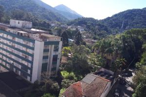 ペトロポリスにあるAconchego e conforto no centro de Petrópolisの山を背景にした都市の建物