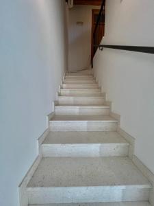 eine Treppe, die zu einem Gebäude hinaufführt in der Unterkunft Vischaus in Visco